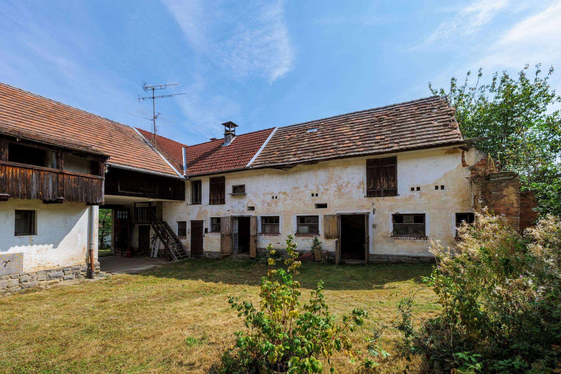 statek Strážkovice - dům a přední zahrada